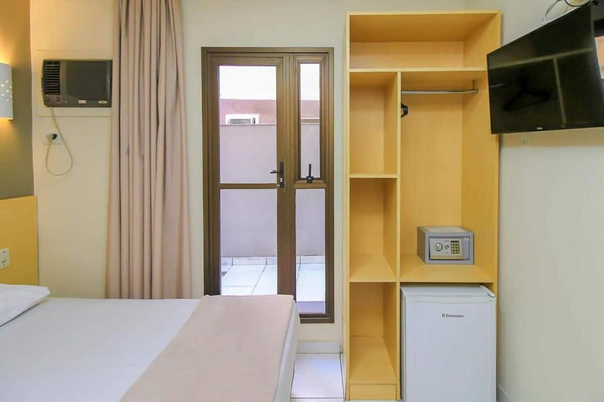 1 bedroom, pillow-top beds, individually furnished, laptop workspace