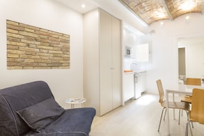 45-inch plasma TV with digital channels, TV - BcnStop Sagrada Familia Apartments (Barcelona)