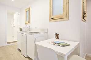 Mini-fridge, microwave, stovetop, coffee/tea maker - BcnStop Sagrada Familia Apartments (Barcelona)