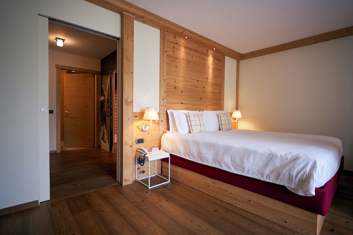 1 bedroom, premium bedding, down comforters, memory foam beds