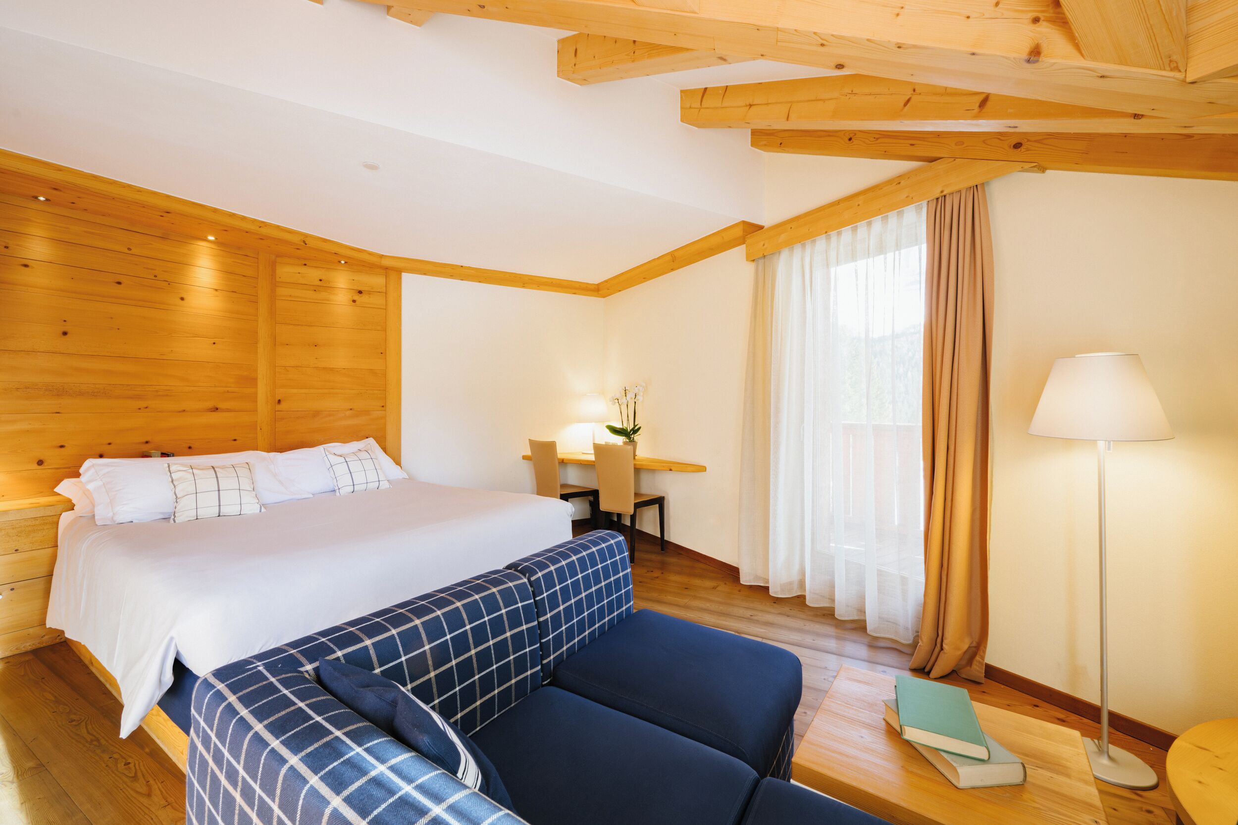 ห้องจูเนียร์สตูดิโอสวีท | เครื่องนอนระดับพรีเมียม, ผ้านวมขนเป็ด, เตียงเมมโมรีโฟม, มินิบาร์