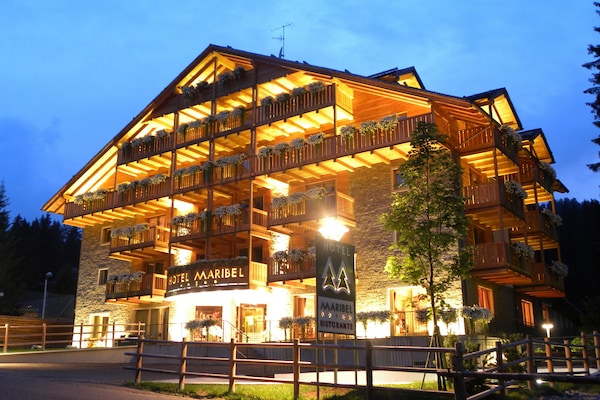 Fachada de la propiedad por la tarde o noche