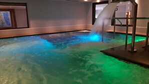Zona de spa con hidromasaje y fuente de agua.