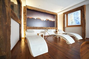 Sauna, hot tub, steam room