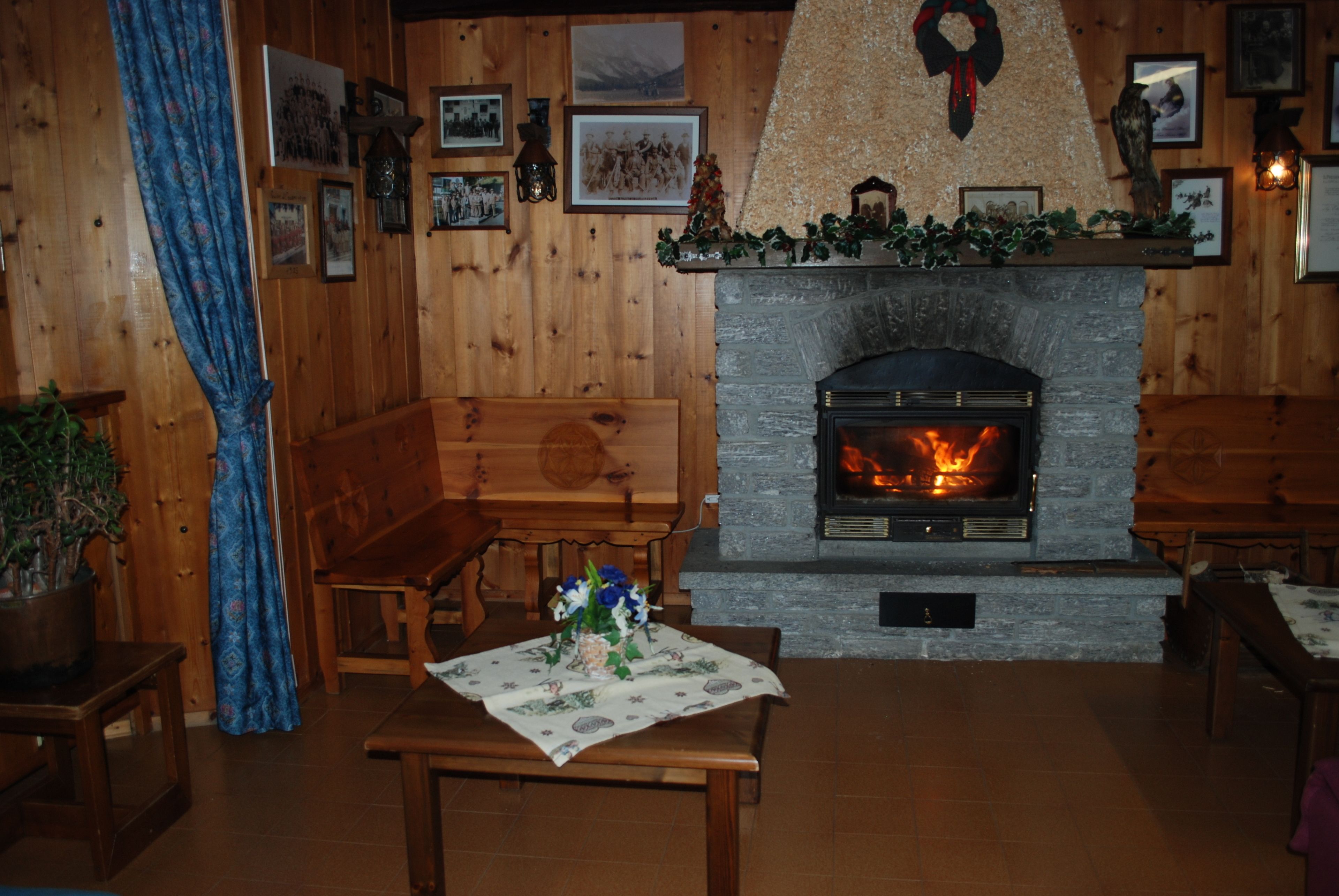 serves breakfast and dinner