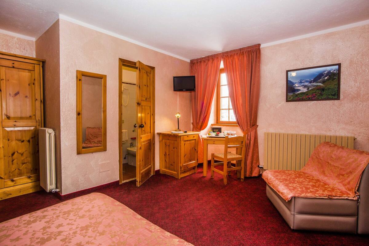 Shower, free toiletries, hair dryer, bidet