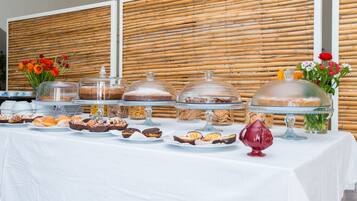 Una mesa de buffet con diferentes tipos de comida y un jarrón decorativo.