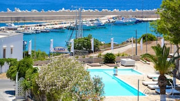 Seasonal outdoor pool, pool umbrellas, sun loungers