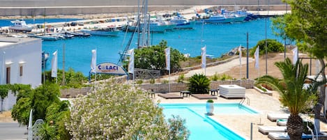 Piscina stagionale all'aperto, ombrelloni da piscina, lettini