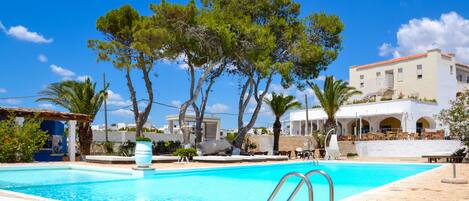 Seasonal outdoor pool, pool umbrellas, sun loungers