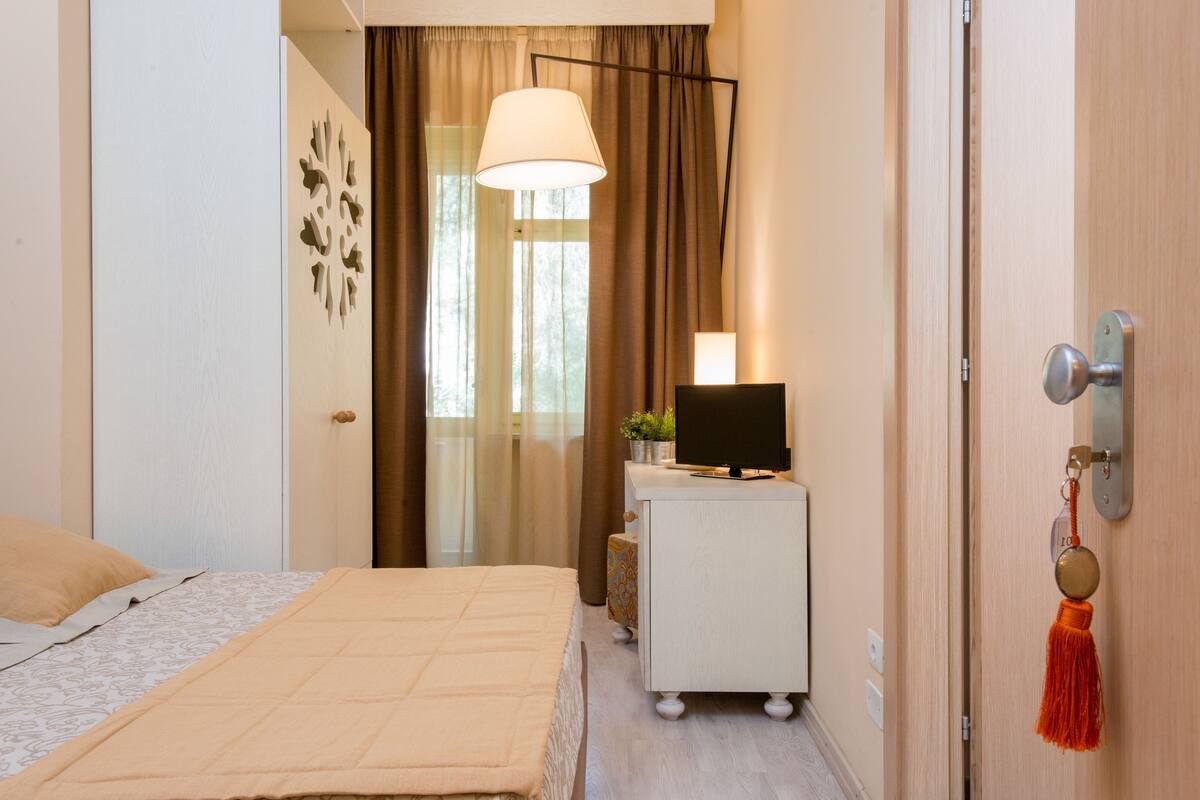 comfort single room | 1 bedroom, pillow-top beds, minibar, in-room safe
