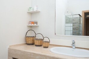 Junior Suite | Bilik Mandi | Pancuran mandi, pengering rambut, bidet, tuala disediakan 