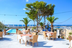 Seasonal outdoor pool, pool umbrellas, sun loungers - Approdo Boutique Hotel Leuca (Castrignano del Capo)