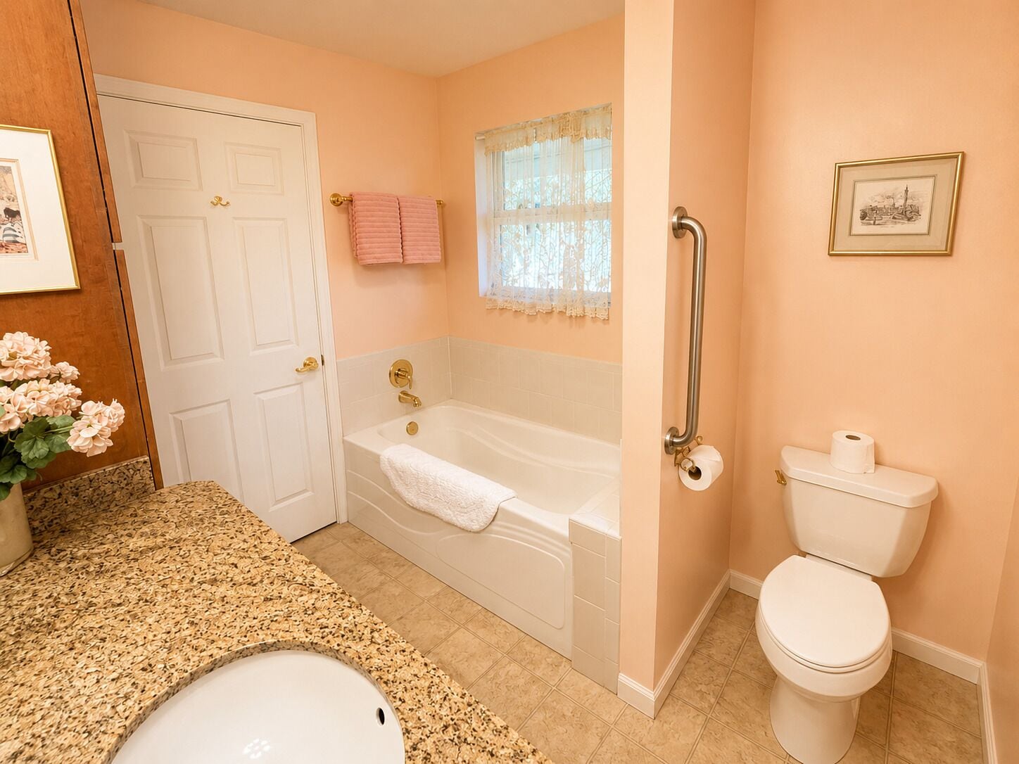 Un baño con bañera, inodoro y lavabo.