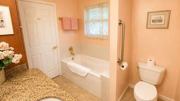 Un baño con bañera, inodoro y lavabo.