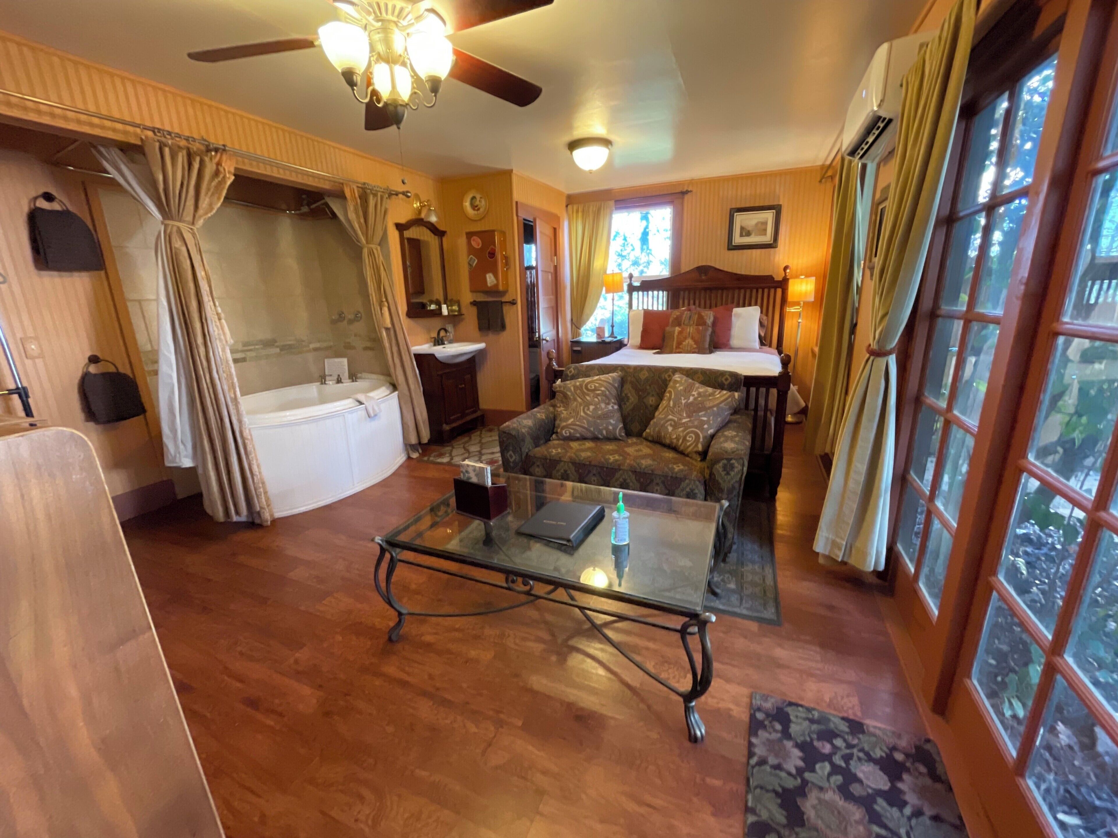 Room, 1 Queen Bed, Patio (Aberdeen) | Iron/ironing board, free WiFi, bed sheets