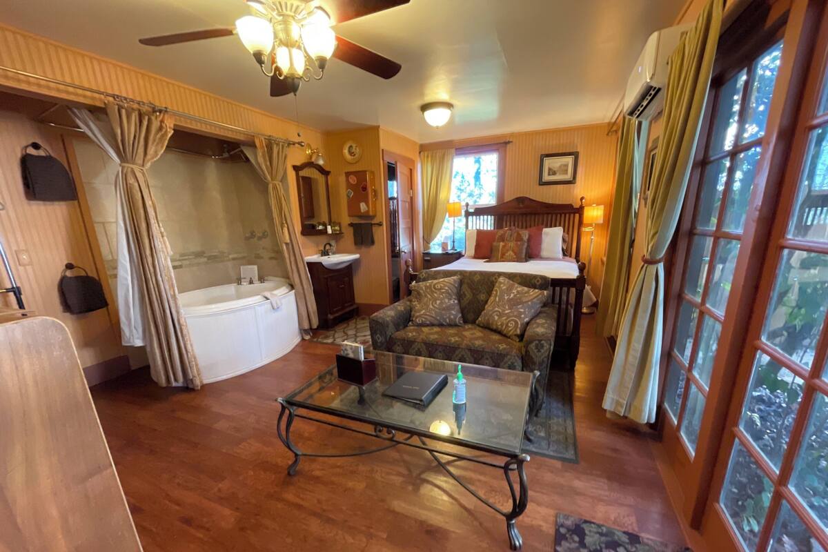 Room, 1 Queen Bed, Patio (Aberdeen) | Iron/ironing board, free WiFi, bed sheets