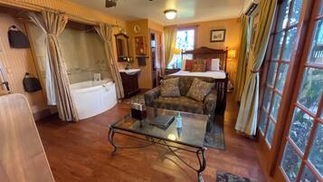 Habitación, 1 cama Queen size, patio (Aberdeen) | Tabla de planchar con plancha, wifi gratis y ropa de cama