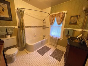 Komfortbadewanne, kostenlose Toilettenartikel, Haartrockner, Handtücher