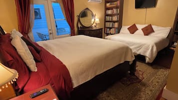 Quarto, várias camas, sacada (Stirling) | Ferros/tábuas de passar roupa, Wi-Fi de cortesia, roupa de cama