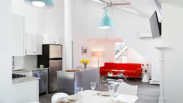 Chambre Deluxe, 1 très grand lit, non-fumeurs, salle de bains privée | Cuisine privée | Réfrigérateur, micro-ondes, cafetière/bouilloire, serviettes en papier