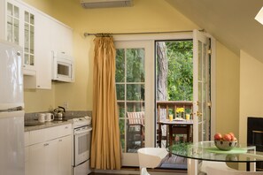 ห้องดีลักซ์, เตียงควีนไซส์ 1 เตียง, ห้องน้ำส่วนตัว, วิวสวนสาธารณะ | ครัวส่วนตัว | ตู้เย็น, ไมโครเวฟ, เครื่องชงกาแฟ/ชา, กระดาษอเนกประสงค์