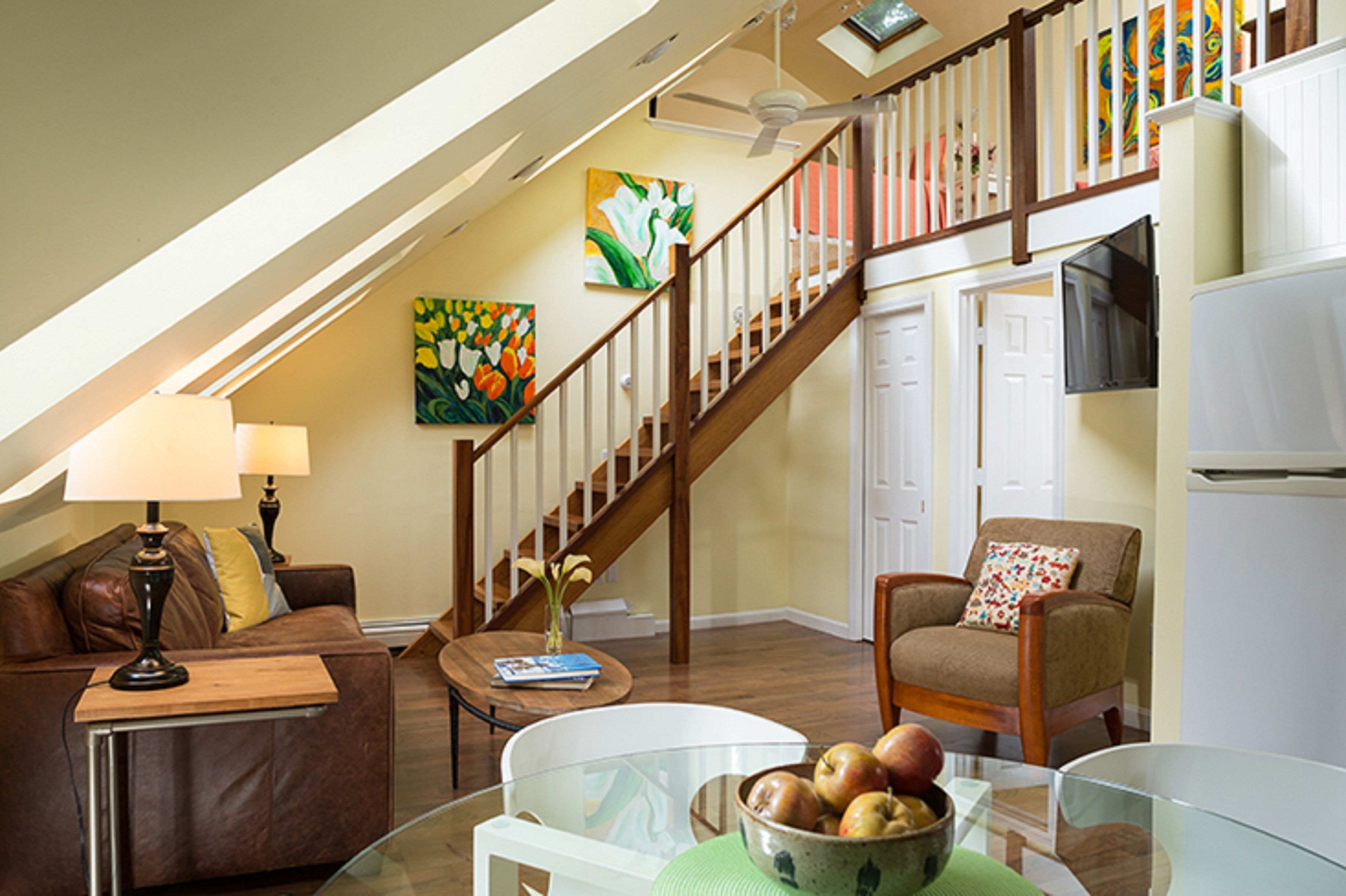 Deluxe Room, 1 Queen Bed, Private Bathroom, Park View | Living area