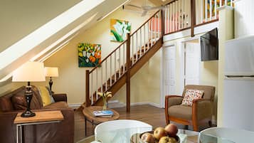 Deluxe Room, 1 Queen Bed, Private Bathroom, Park View | Living area