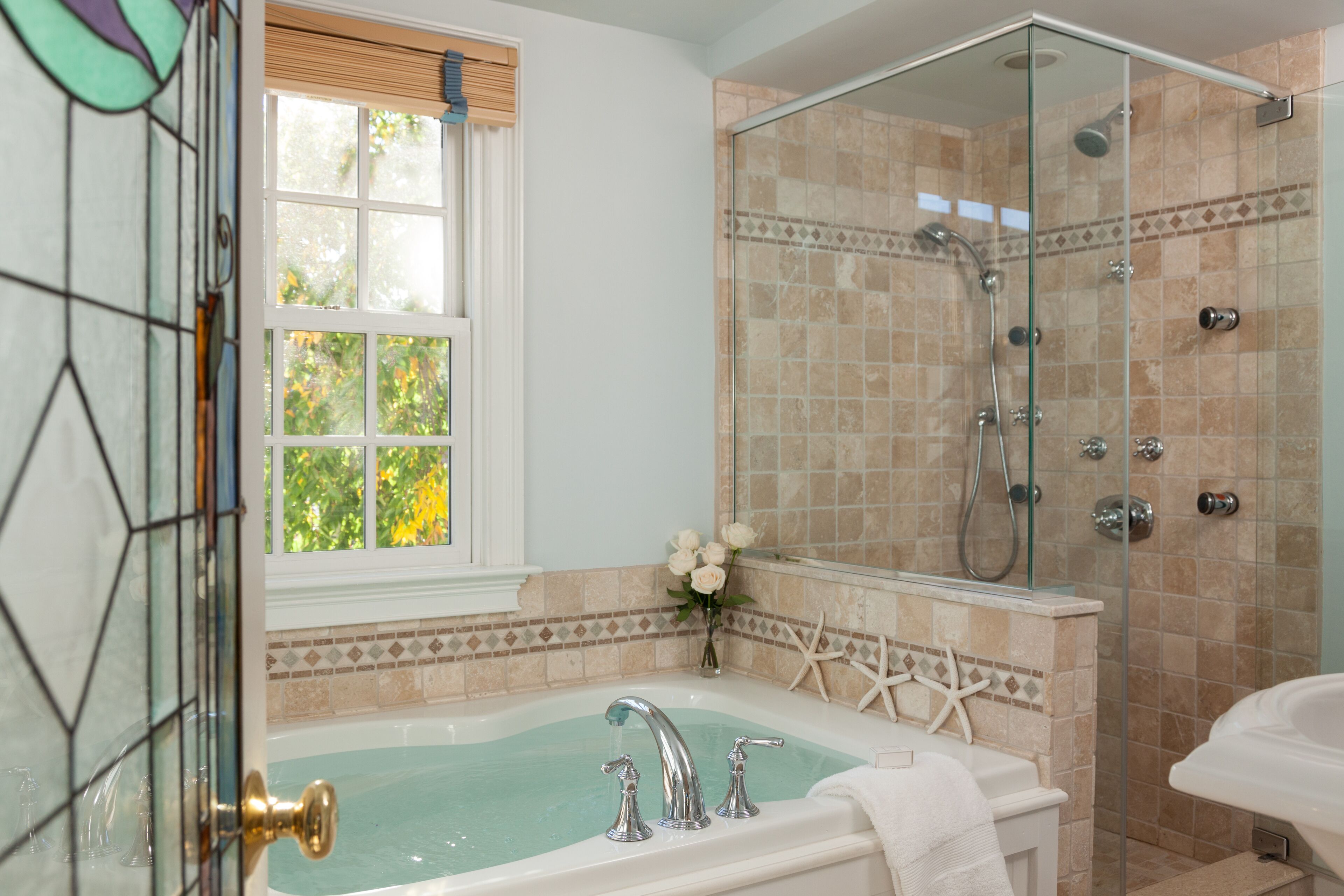 Chambre, 1 très grand lit, salle de bains privée | Salle de bain | Articles de toilette gratuits, sèche-cheveux, serviettes fournies