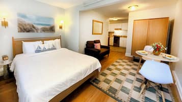 Superior Studio, 1 Queen Bed, Non Smoking, Kitchenette | Premium bedding, individually decorated, individually furnished