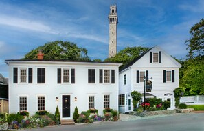 Premium bedding, individually decorated, individually furnished - The Provincetown Hotel at Gabriel's (Provincetown)