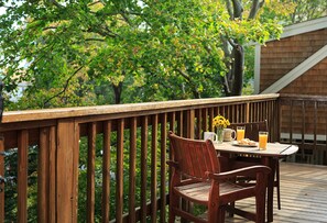 Deluxe Room, 1 Queen Bed, Private Bathroom, Park View | Balcony