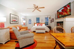 Premium bedding, individually decorated, individually furnished - The Provincetown Hotel at Gabriel's (Provincetown)