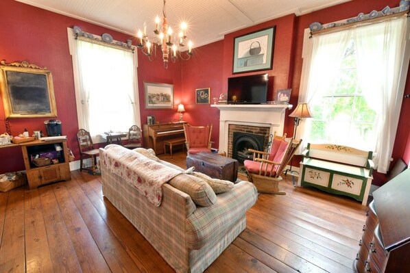 TV, fireplace, pay movies, printers