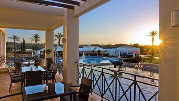 Se sirven desayunos y cocina internacional (con vistas a la piscina)