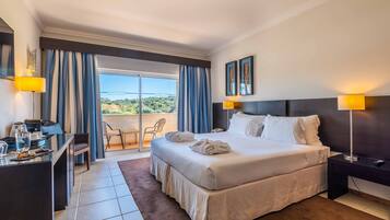 Quarto casal ou duplo superior | Cofres nos quartos, escrivaninha, cortinas blackout