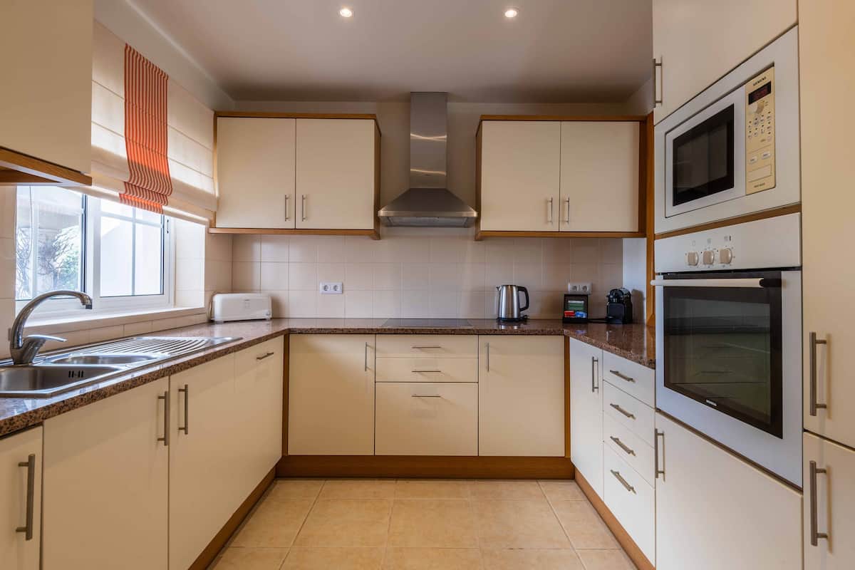 coffee/tea maker, electric kettle, high chair