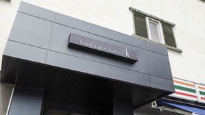 Un bâtiment sur lequel on peut lire l’inscription « boutique hôtel k ».