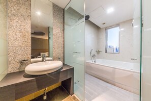 デラックス ツインルーム | バスルーム | ヘアドライヤー、バスローブ、スリッパ、タオル