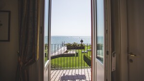 A balcony with a view of the sea and a garden area. - Hotel Fonte Boiola (Sirmione)
