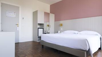 Camera doppia, balcone | Biancheria da letto ipoallergenica, minibar, una cassaforte in camera