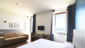 A hotel room with a bed, a sofa, a desk, and a TV. - Hotel Fonte Boiola (Sirmione)