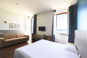 Hypo-allergenic bedding, minibar, in-room safe, desk