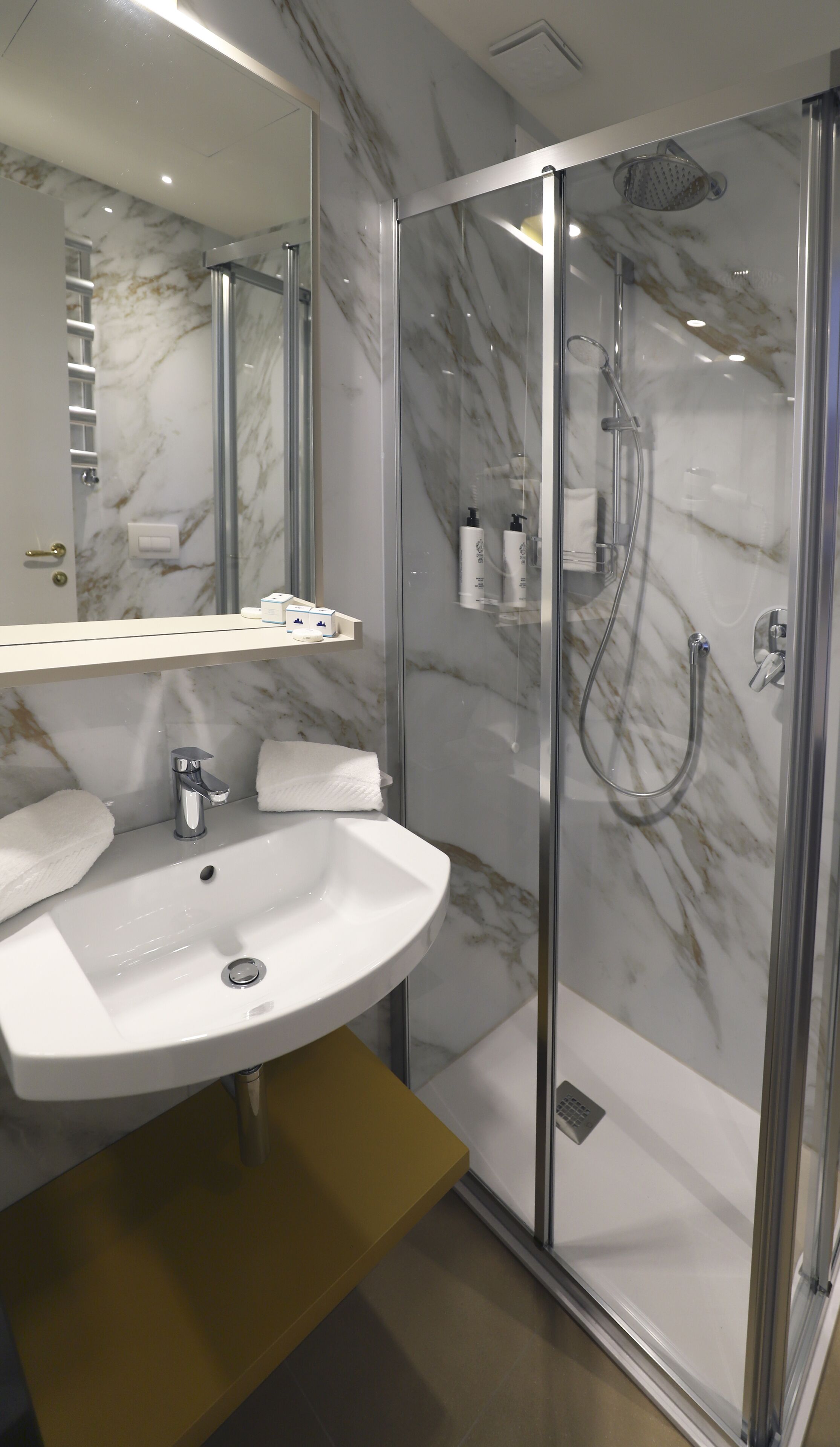 double room | bathroom | free toiletries, hair dryer, bidet, towels