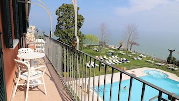 Doppelzimmer, Balkon, Seeblick | Allergikerbettwaren, Minibar, Zimmersafe, Schreibtisch