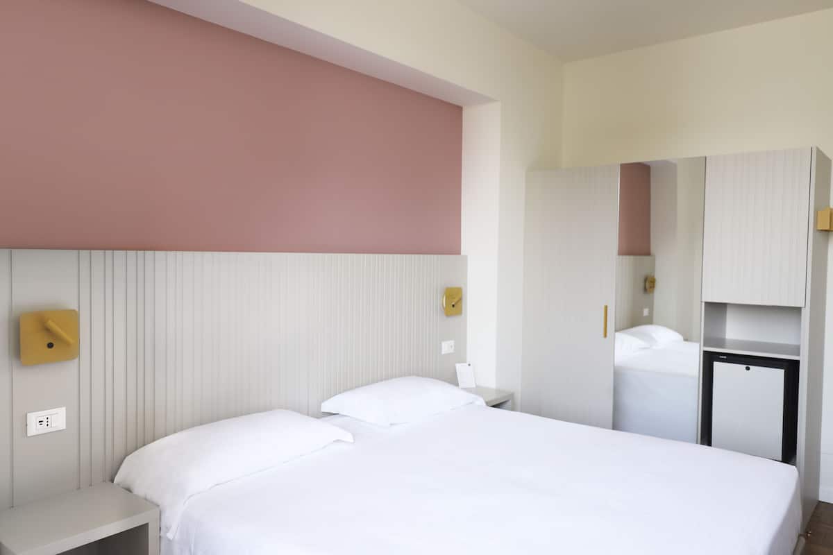 Hypoallergeen beddengoed, een minibar, een kluis op de kamer, een bureau