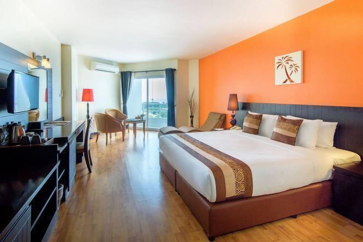 Een kluis op de kamer, een bureau, extra bedden (toeslag), gratis wifi