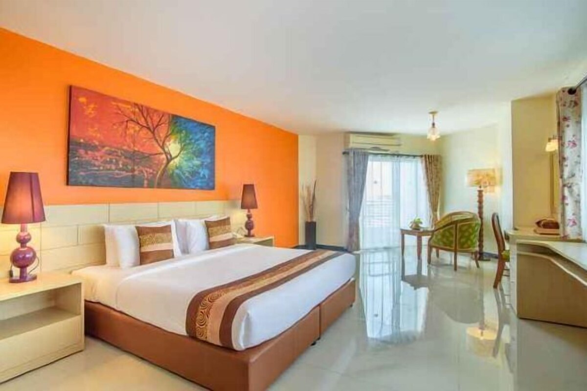 In-room safe, desk, rollaway beds (surcharge), WiFi (free)