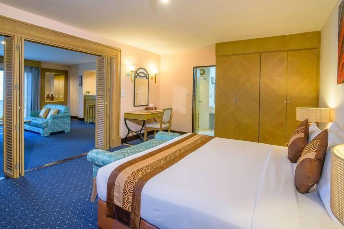 Een kluis op de kamer, een bureau, extra bedden (toeslag), gratis wifi