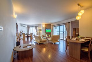 Executive Family Ocean View Suites | Vardagsrum | LCD-tv